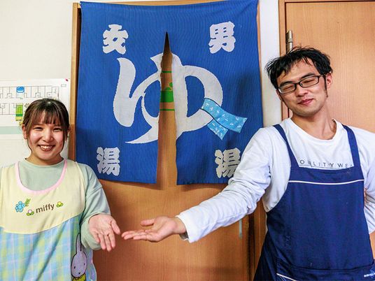 歓迎するスタッフの入口  