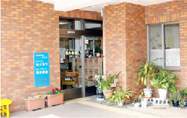 緑に囲まれた入口
