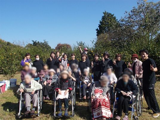 笑顔の集団写真