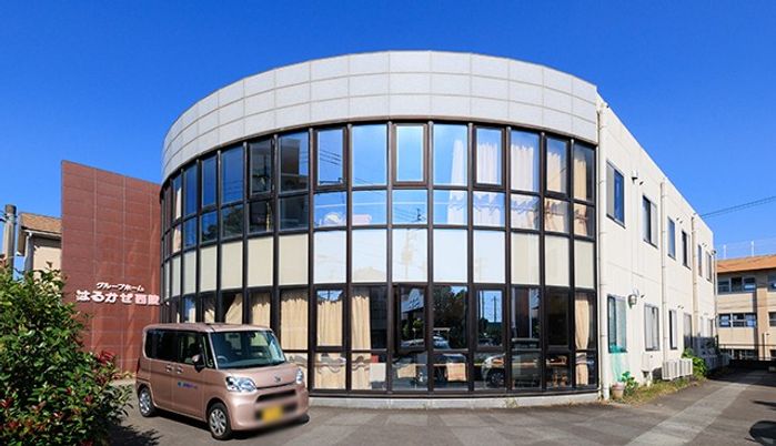 大きな窓の建物外観