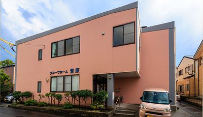 車が停まる建物外観