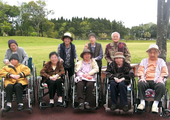 広場で集まる人々