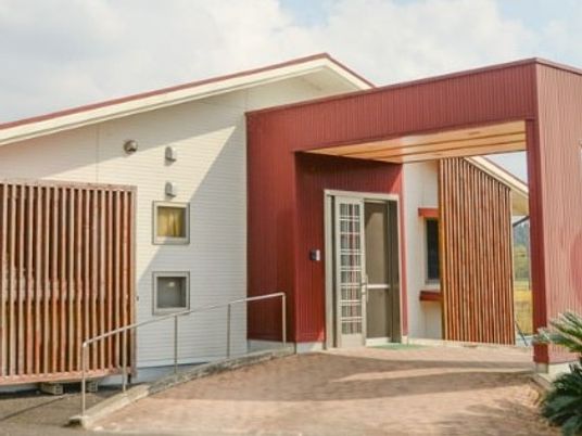 赤と白の建物の外観