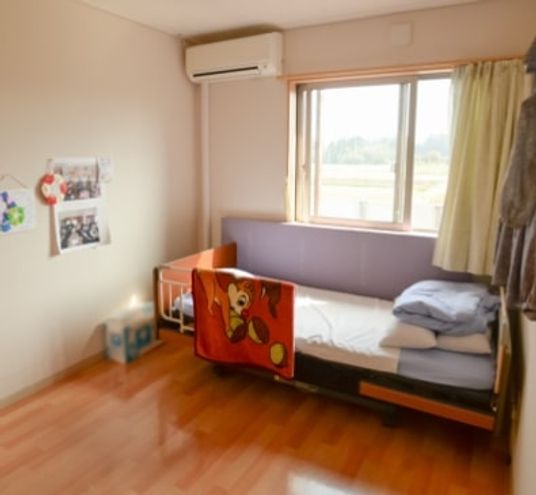 明るい一人部屋の居室
