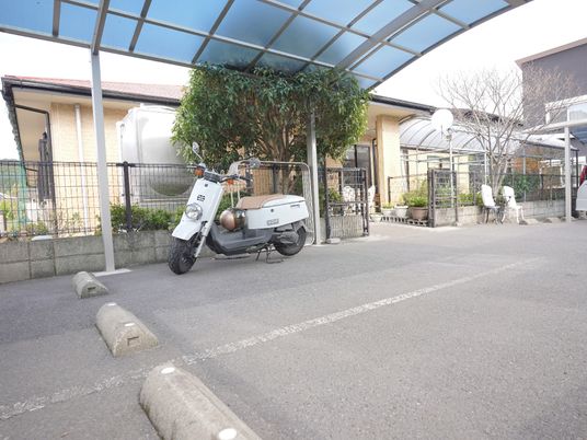 バイクが停まる屋根付き通路