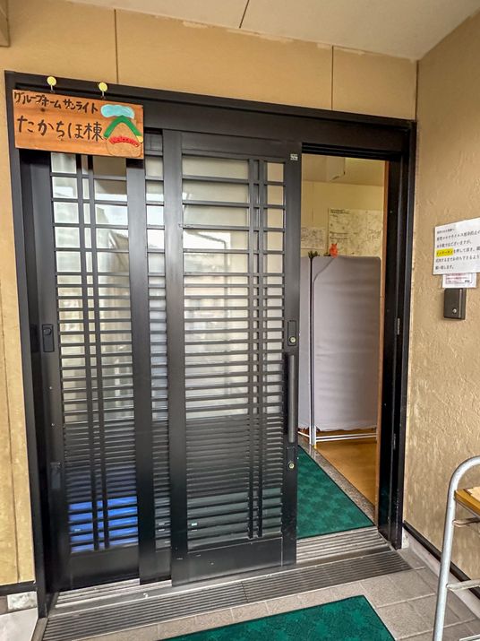 施設の入口と案内板