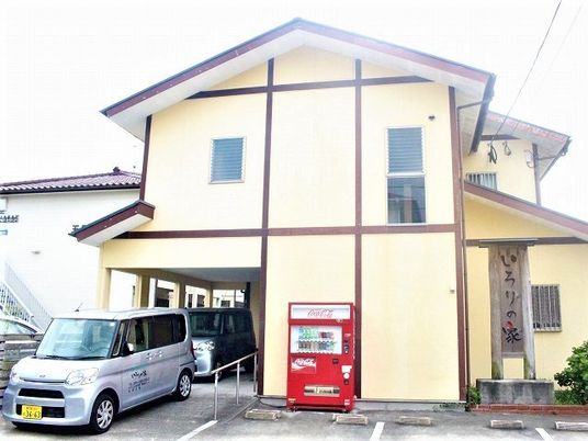 明るい外観の施設入口