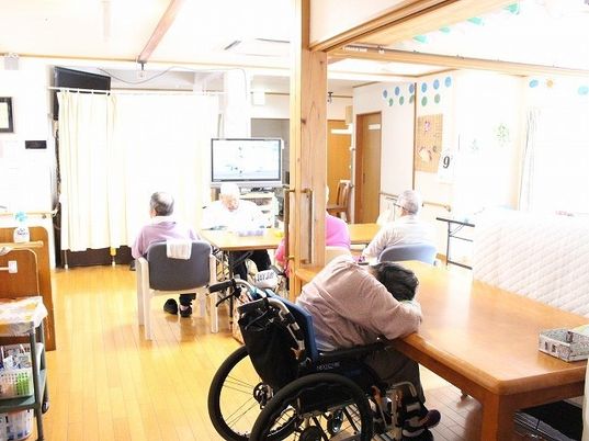 居室で過ごす人々