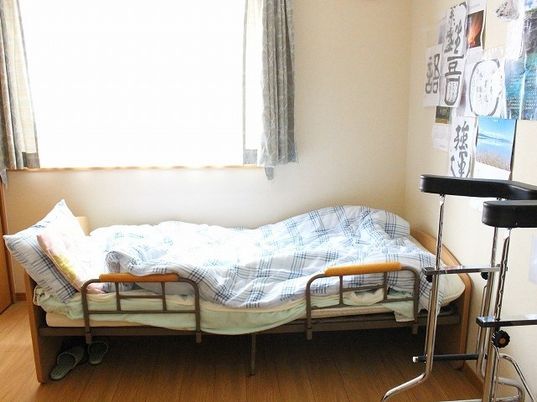 居室のベッドと机