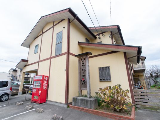 黄色い建物と自動販売機
