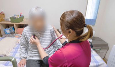 スタッフによる健康チェックの居室