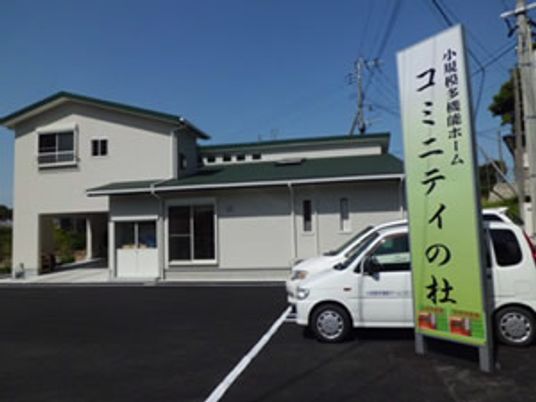 広い駐車場の施設外観
