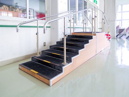 手すり付き階段の廊下