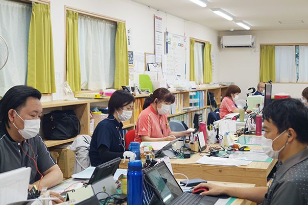 スタッフが働く執務室