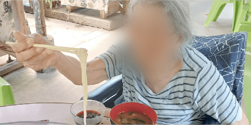 麺を持つ人の様子