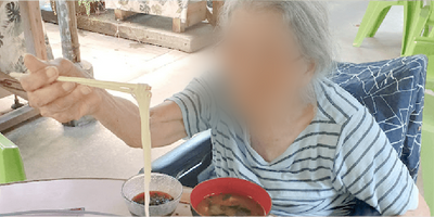 麺を持つ人の様子