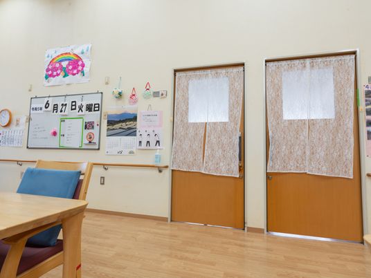 共有スペースの掲示物と扉