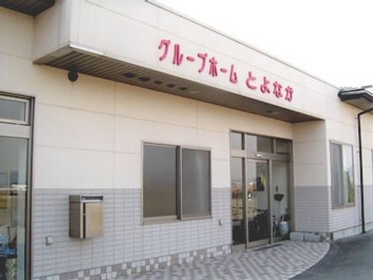 明るいエントランスの外観