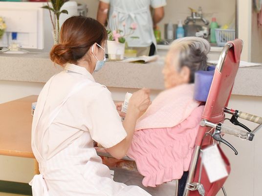 ケアスタッフと利用者の様子