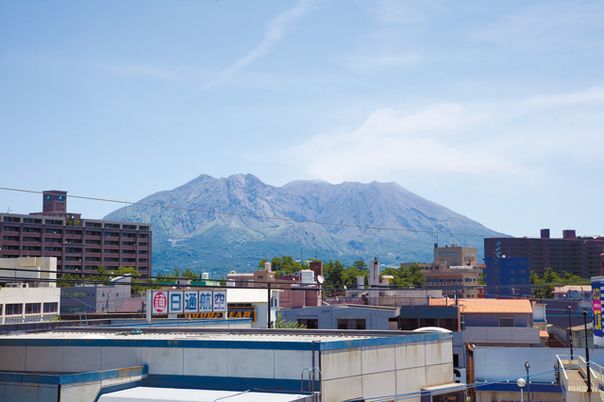 雄大な自然と市街地の風景