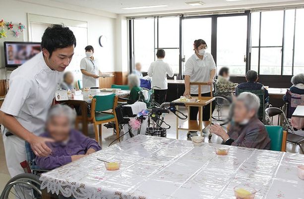 広々としたテーブルの食堂