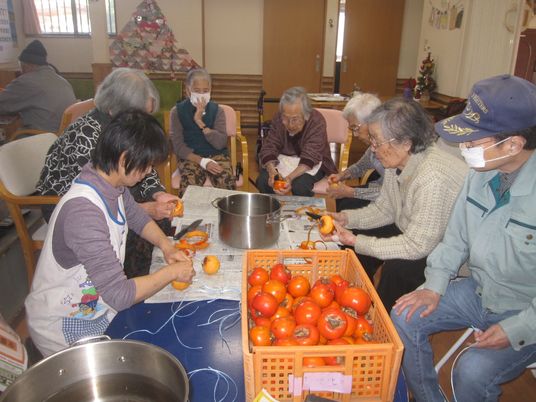 柿の皮むき活動中の居室