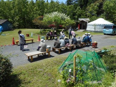 屋外活動を楽しむ高齢者たち
