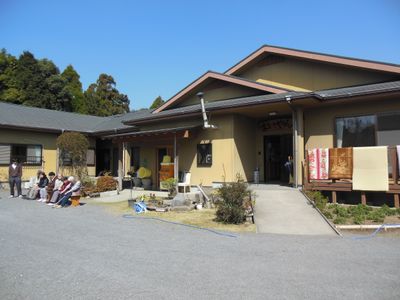 暖かい日差しの外観