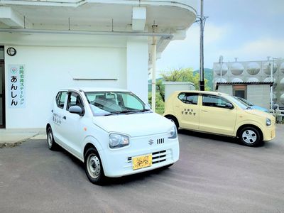 訪問介護の車両が並ぶエントランス