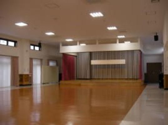 広いホールの室内