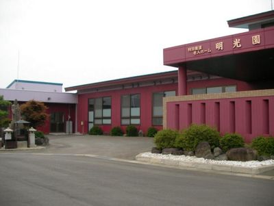 赤い建物の外観