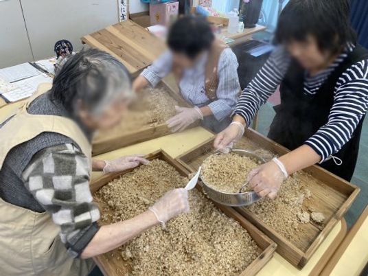 楽しそうに作業する様子