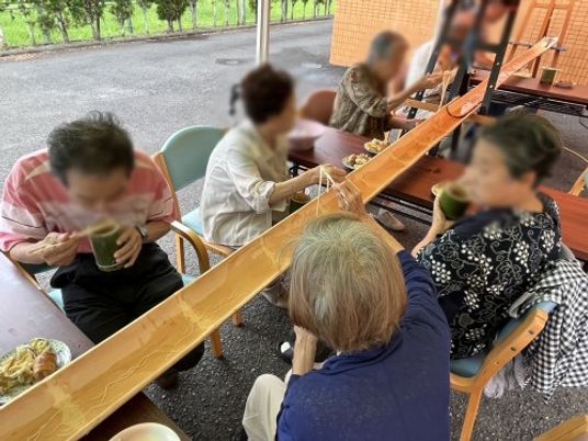 賑わう中庭
