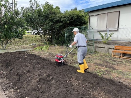 土を耕す利用者 中庭