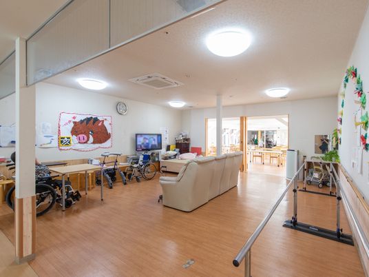 広い共有スペースと歩行器