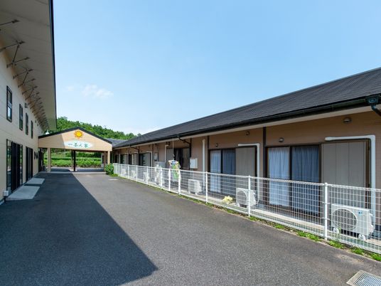 明るい外観のエントランス