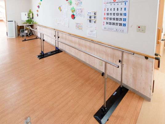 機能訓練室の手すりと壁