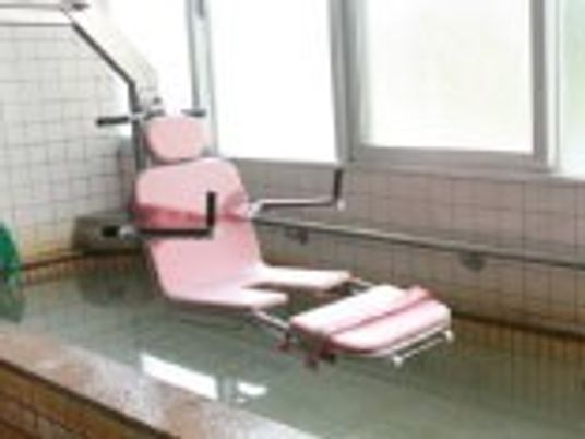 介助用浴槽の浴室