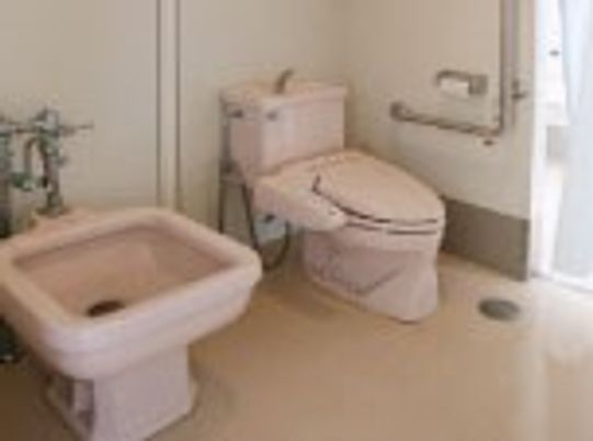 明るい広さのトイレ内
