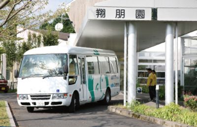 エントランスの送迎シーン