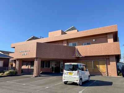 レンガ調の建物外観