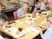 食事を楽しむ高齢者グループ