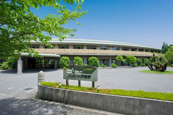 緑に囲まれた建物外観