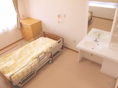 ベッドと洗面台の居室