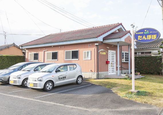 駐車場のある建物外観