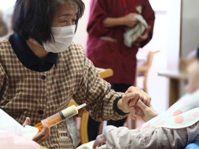 マスクをした介護士の様子