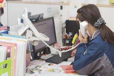 スタッフが電話対応する様子