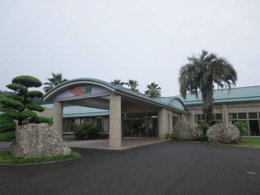 自然豊かな建物外観