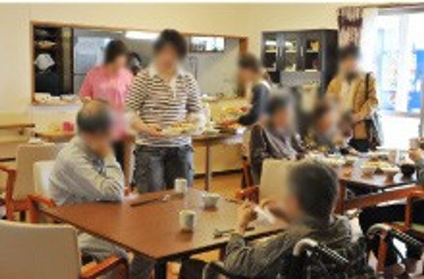 賑わう食堂