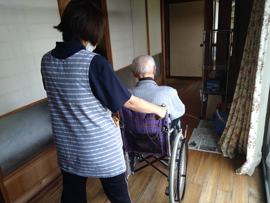 車椅子で移動する廊下